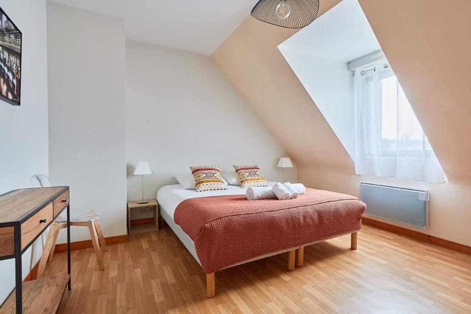 Bed, Photo of the whole room, Bedroom, towels