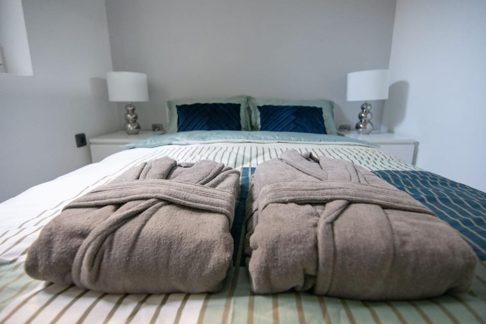 Bed, Other, Photo of the whole room, Bedroom, towels