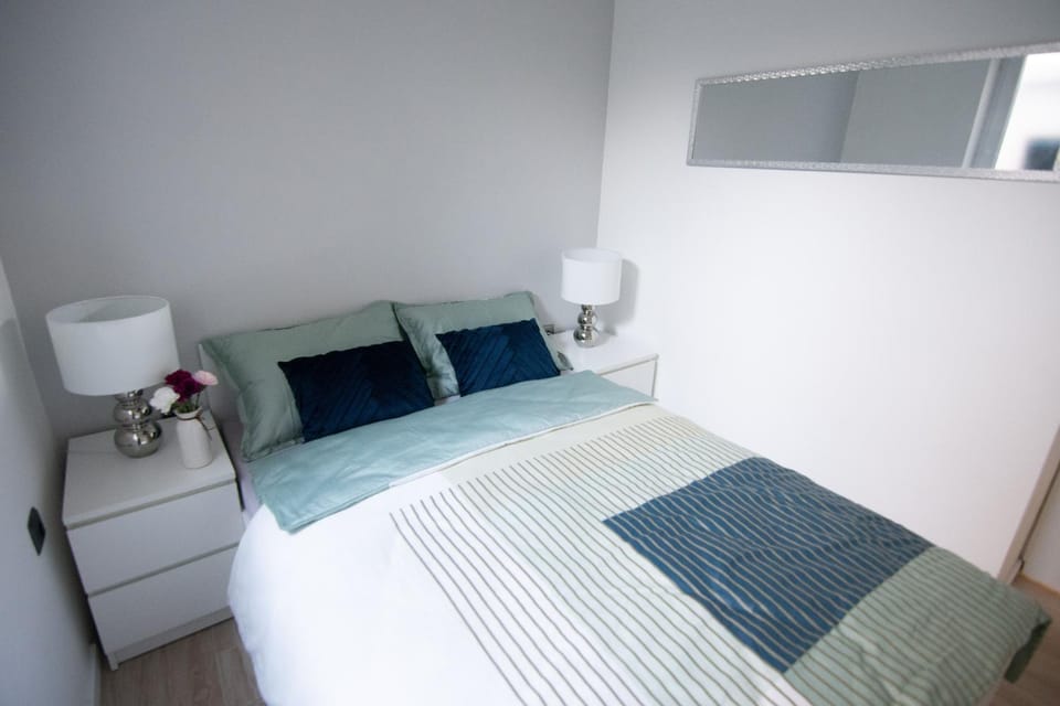 Bed, Photo of the whole room, Decorative detail, Bedroom, Family