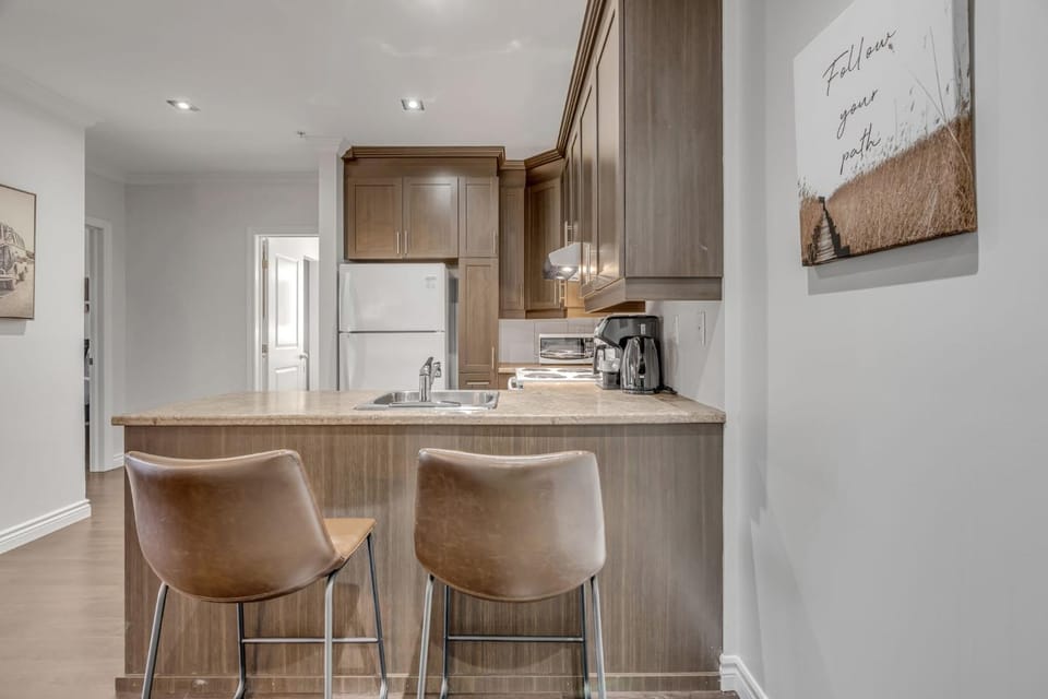 Kitchen or kitchenette, Dining area, oven, toaster