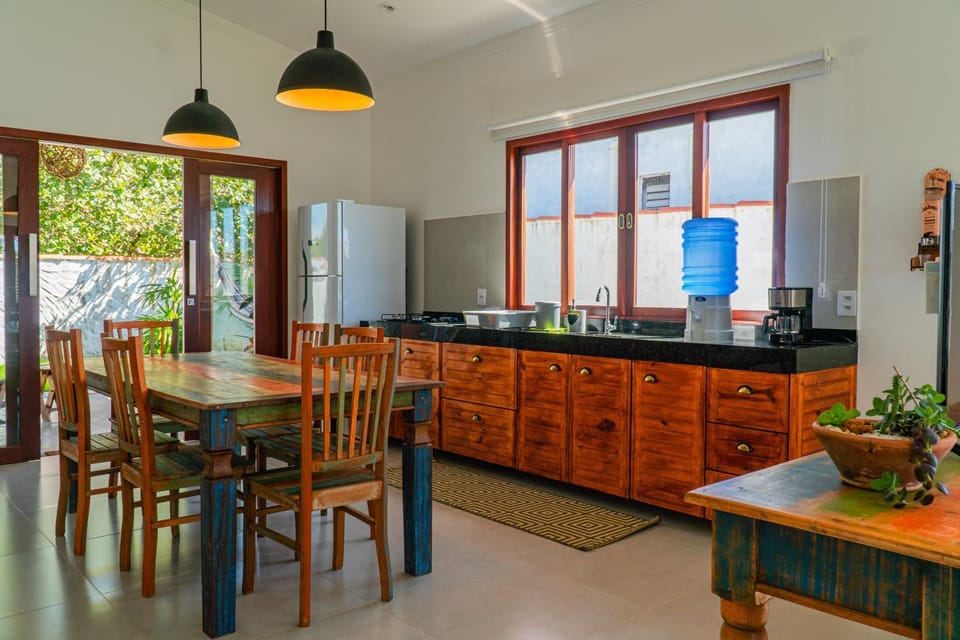 Kitchen or kitchenette, Dining area, minibar, oven