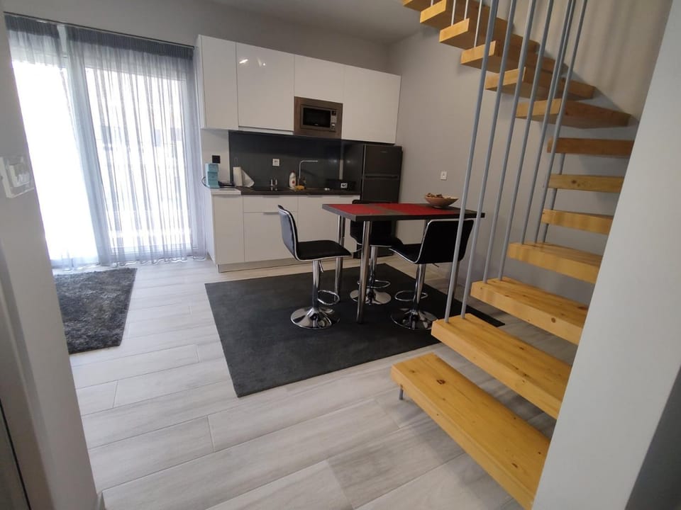 Kitchen or kitchenette, Dining area