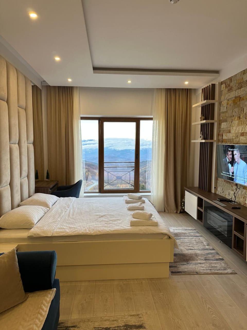 Bed, Seating area