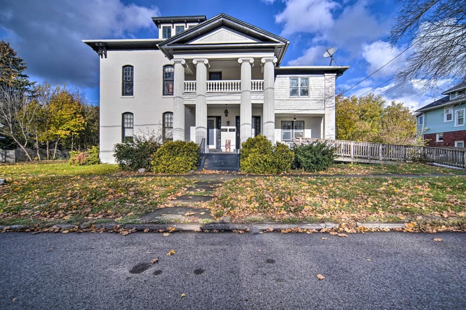 Historic Family Home 2 Mi to Lake Erie and Zoo! House in Erie