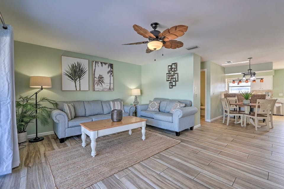 ‘The Sage’ PCB Family Getaway - Walk to Beach! House in Lower Grand Lagoon