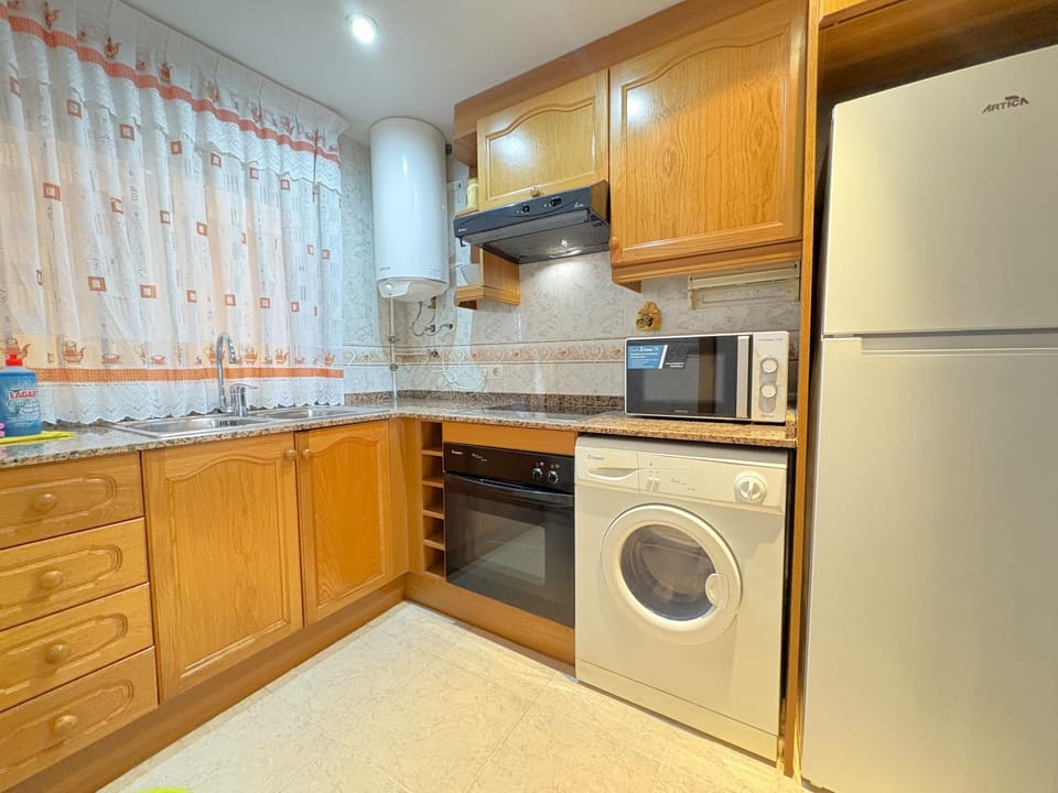 Kitchen or kitchenette, pet friendly, stove, washing machine
