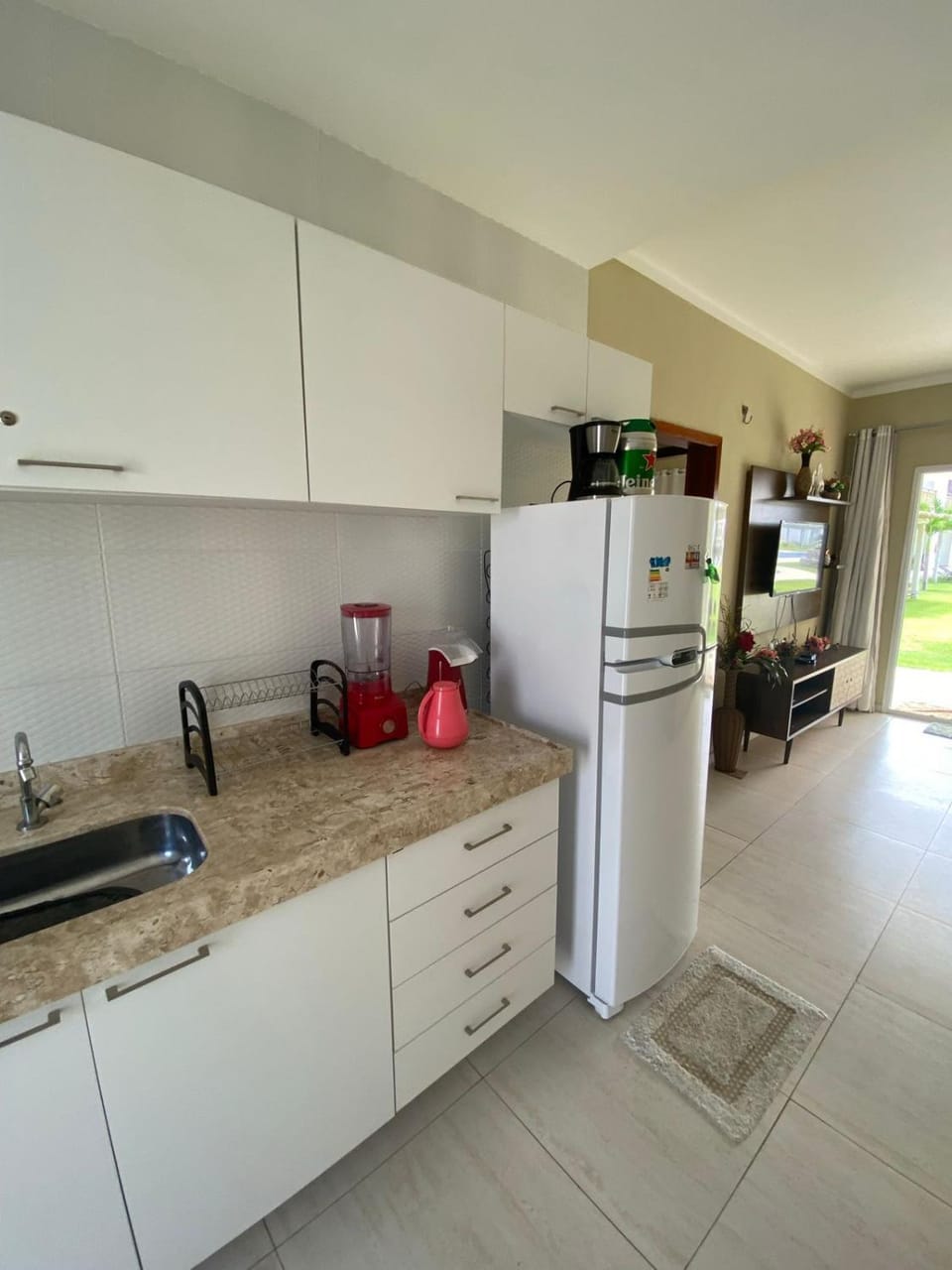 Coffee/tea facilities, Kitchen or kitchenette, stove