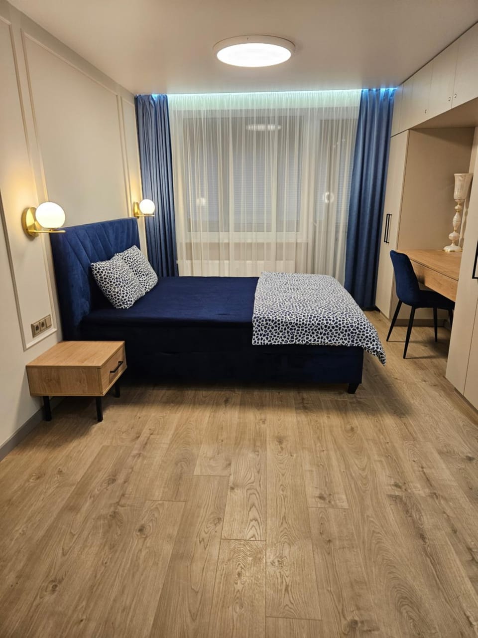 Photo of the whole room, Bedroom