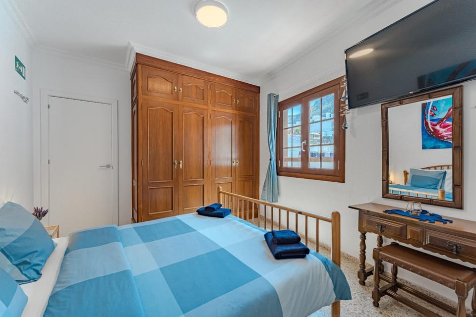 Bed, TV and multimedia, Bedroom, hair dresser, towels, wardrobe