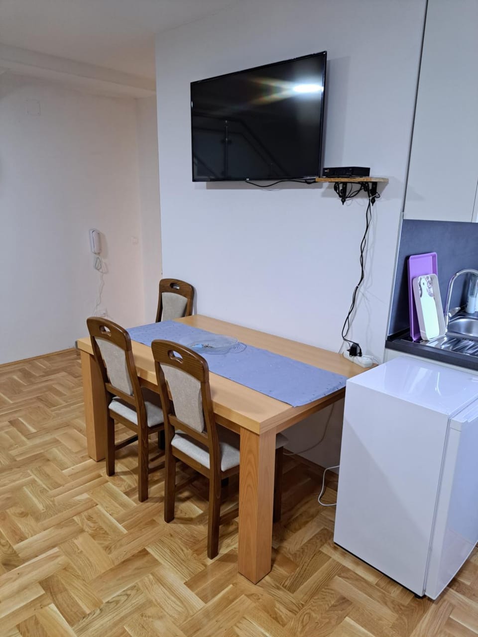 TV and multimedia, Kitchen or kitchenette, Dining area