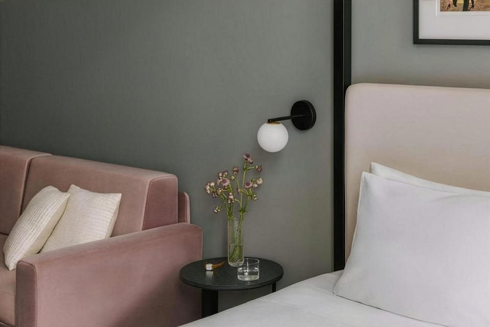 Bed, Living room, Photo of the whole room
