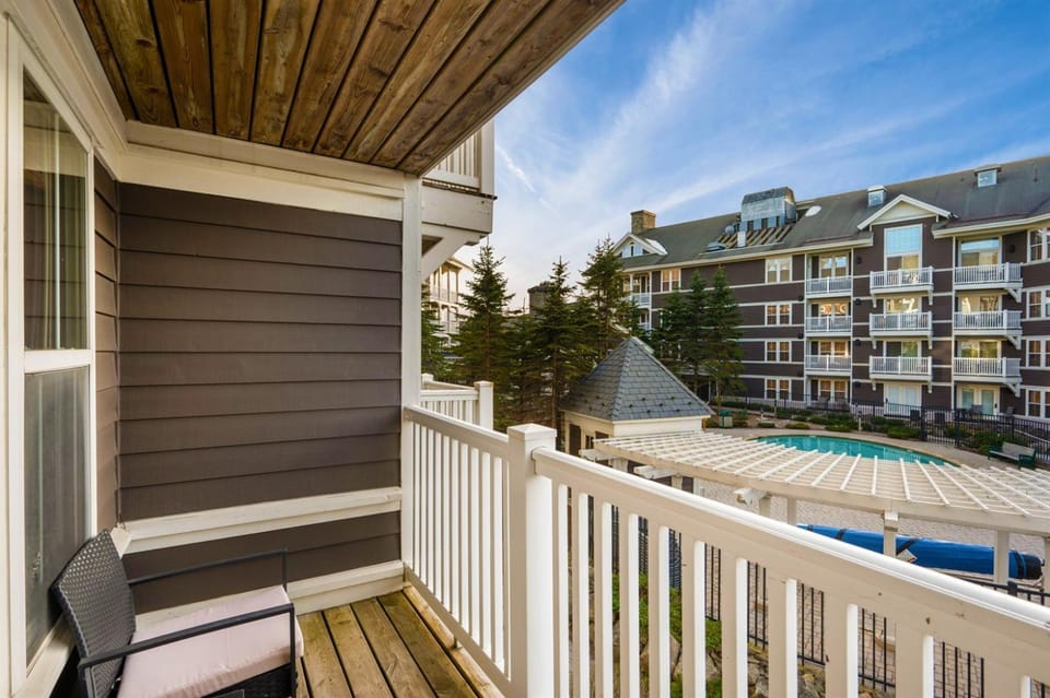 AS 239 Pool-View Panorama Ski-InOut King Bed Full Resort Apartment in Snowshoe