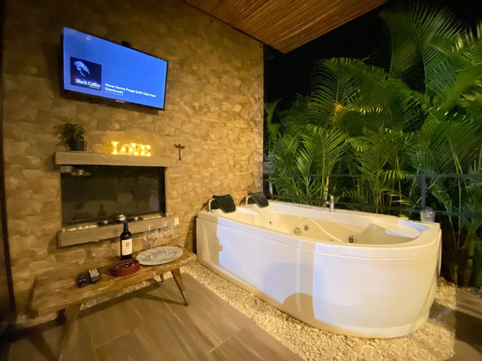 Hot Tub, TV and multimedia
