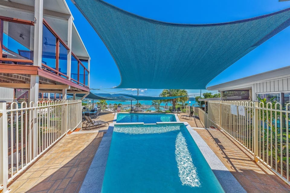 Property building, Day, Pool view, Swimming pool, sunbed