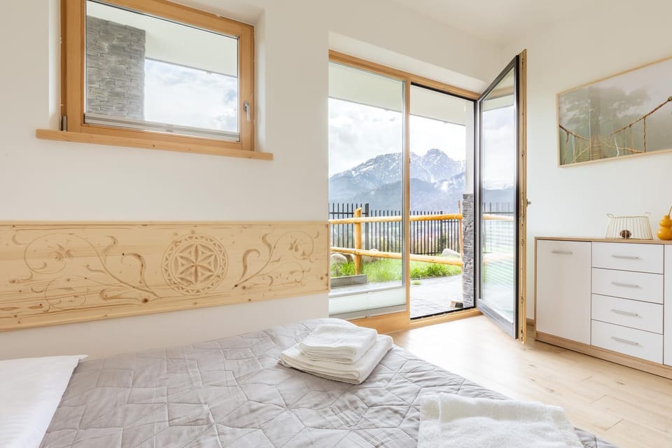 Balcony/Terrace, Bedroom, Mountain view