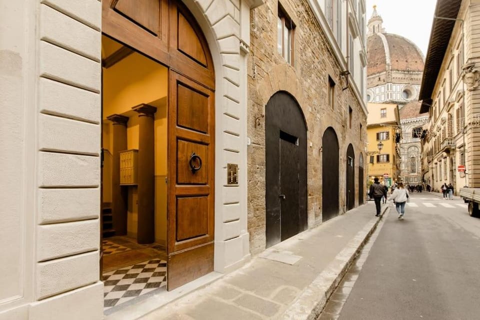 Facade/entrance, Neighbourhood
