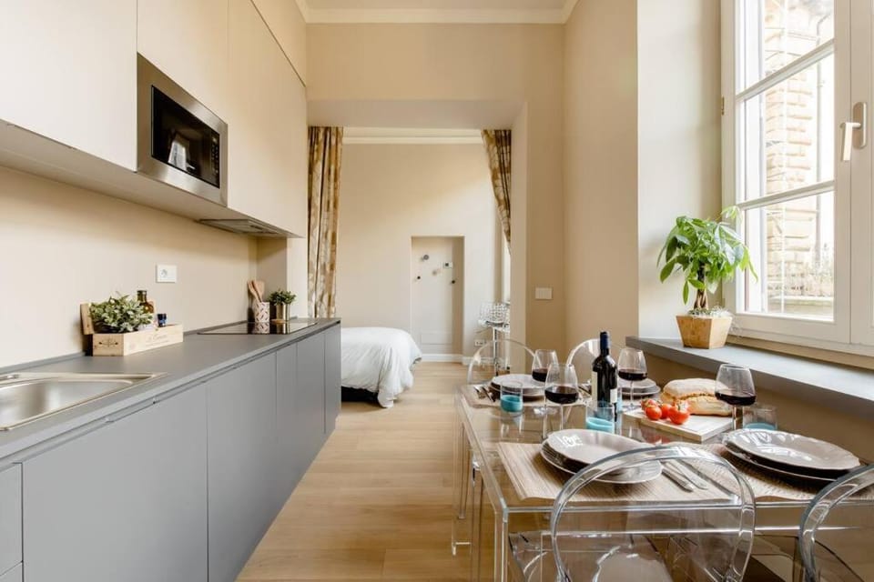 Food and drinks, Dining area, Food, Alcoholic drinks