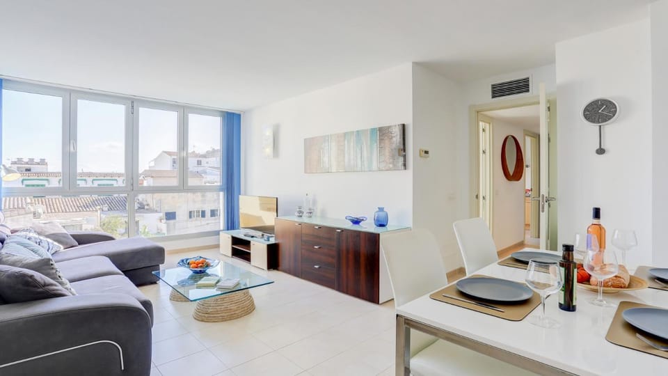 Communal lounge/ TV room, Living room