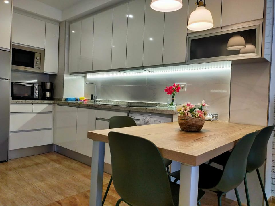 Kitchen or kitchenette, Dining area, stove