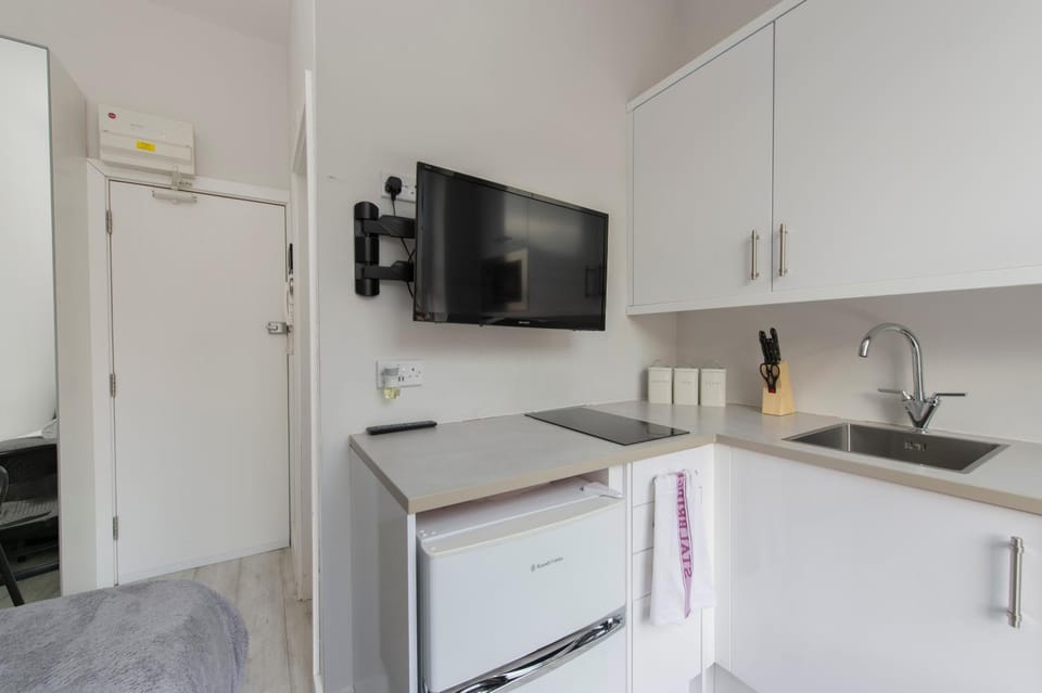 TV and multimedia, Kitchen or kitchenette, oven, stove
