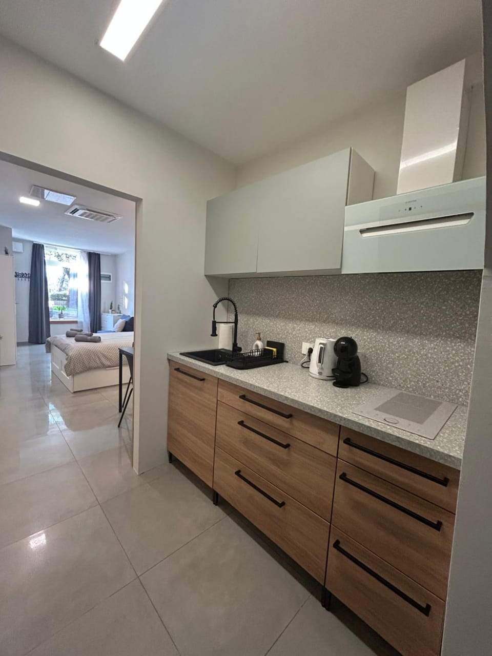 Coffee/tea facilities, Kitchen or kitchenette, stove