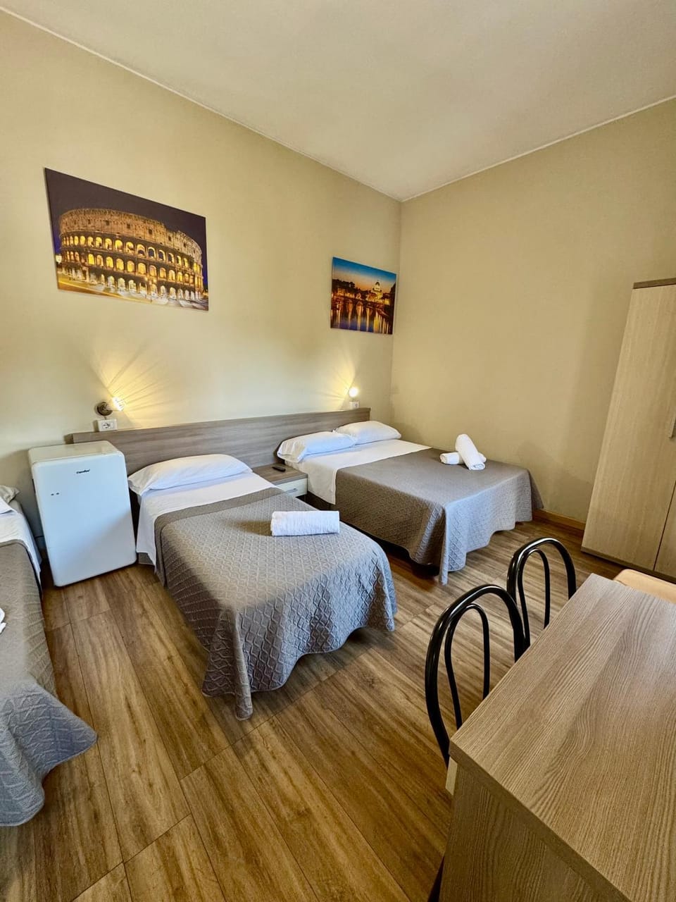 Photo of the whole room, Seating area, Bedroom