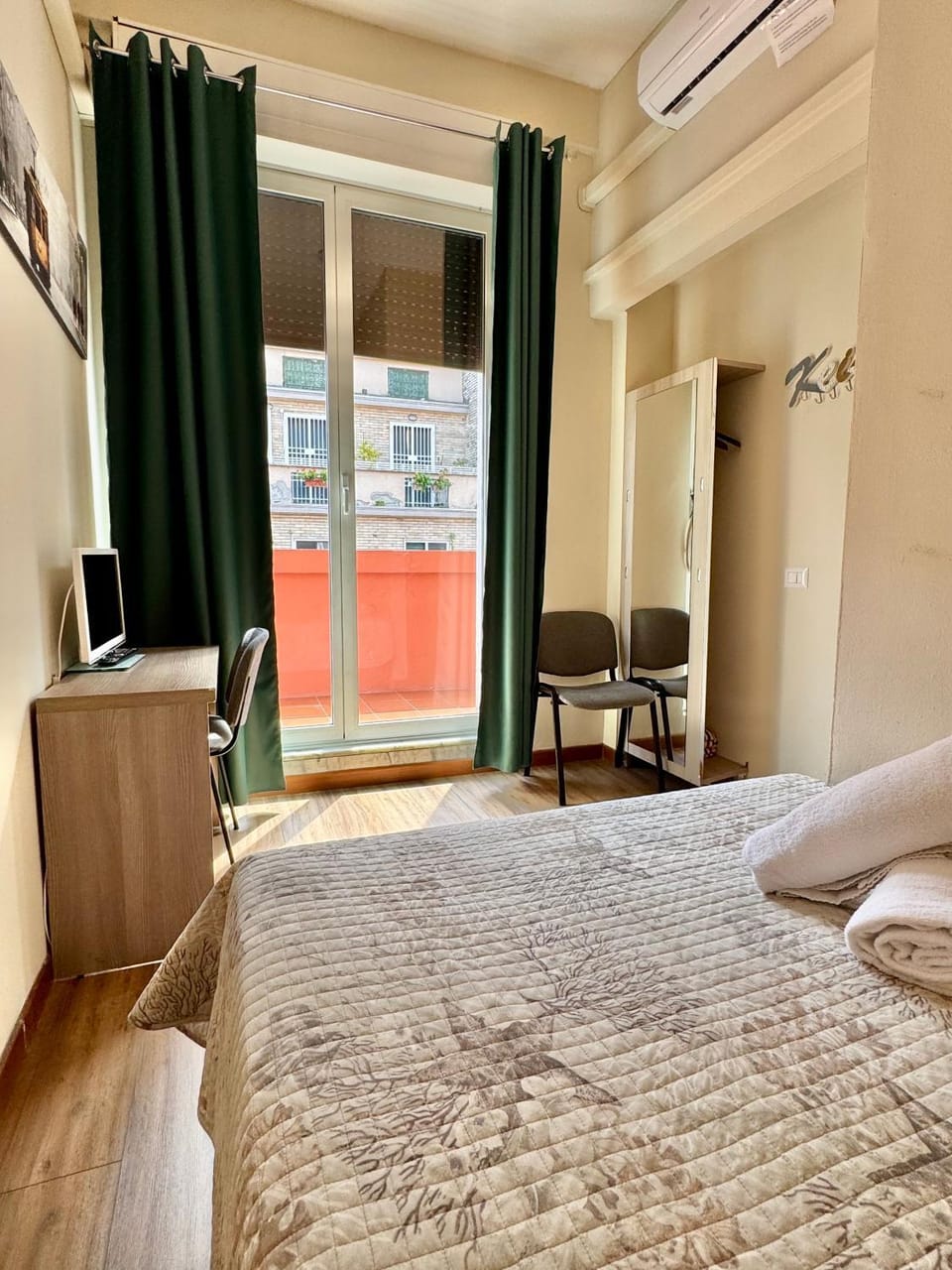 Bed, TV and multimedia, air conditioner