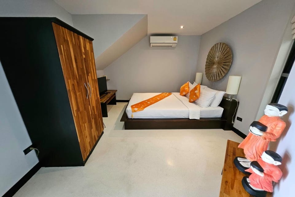 Bed, TV and multimedia, Photo of the whole room, Bedroom, towels, wardrobe, air conditioner