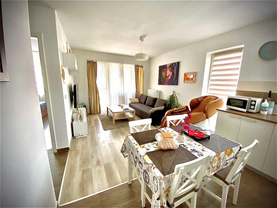 TV and multimedia, Kitchen or kitchenette, Living room, Dining area, Evening entertainment