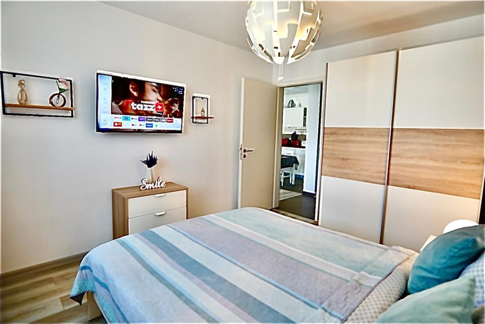 TV and multimedia, Living room, Seating area, Dining area, Evening entertainment