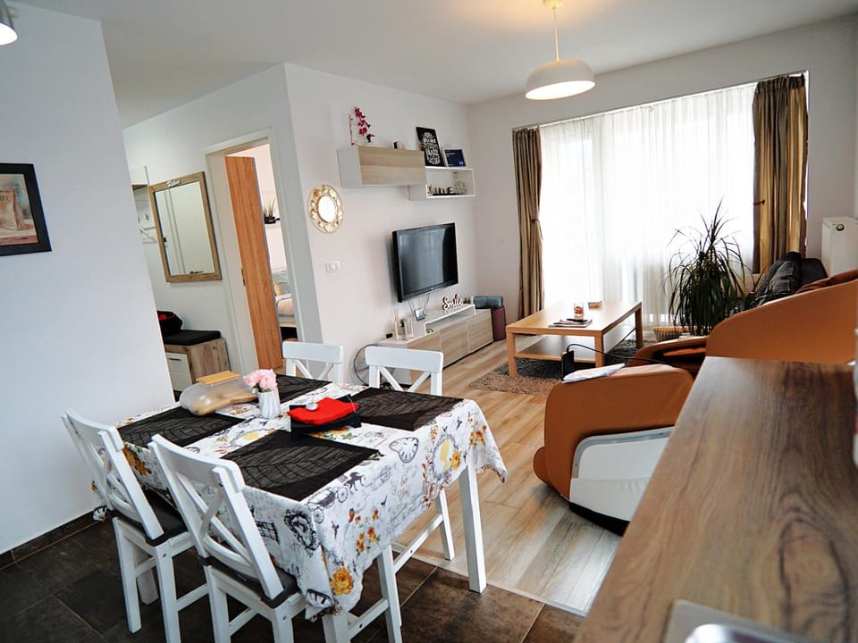 Massage, Living room