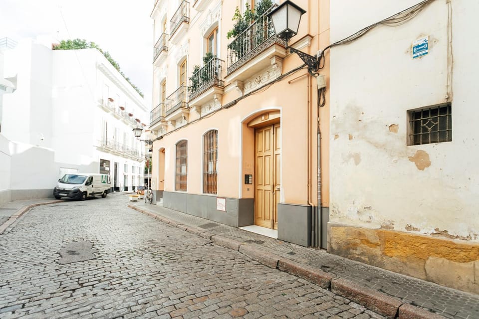 Facade/entrance, Neighbourhood