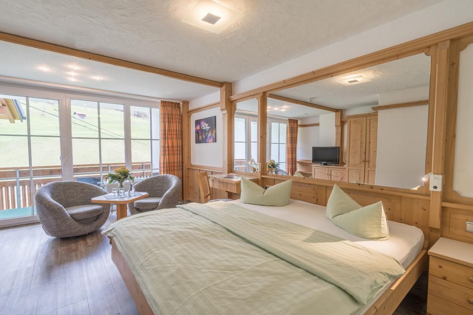 Bed, Photo of the whole room, Seating area