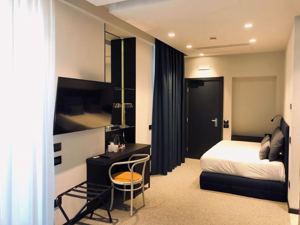 TV and multimedia, Photo of the whole room, Bedroom