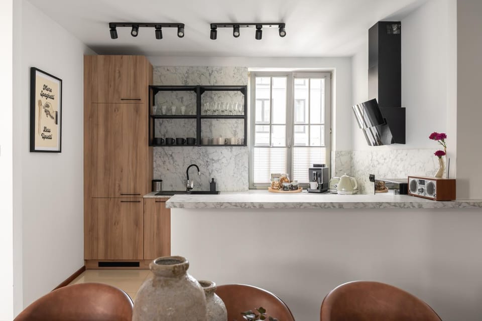Coffee/tea facilities, Kitchen or kitchenette, oven, stove