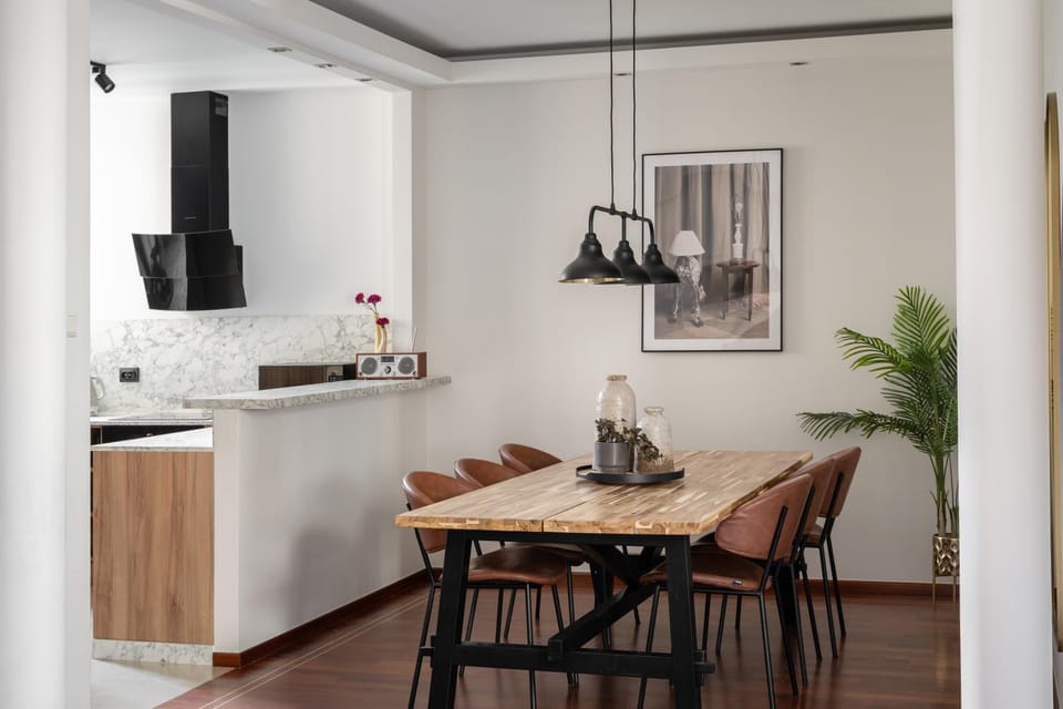 Kitchen or kitchenette, Dining area