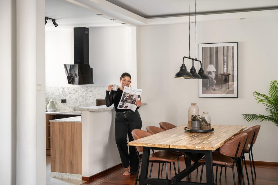 People, Coffee/tea facilities, Kitchen or kitchenette, Dining area