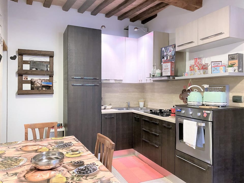 Kitchen or kitchenette, Dining area, oven, stove, toaster