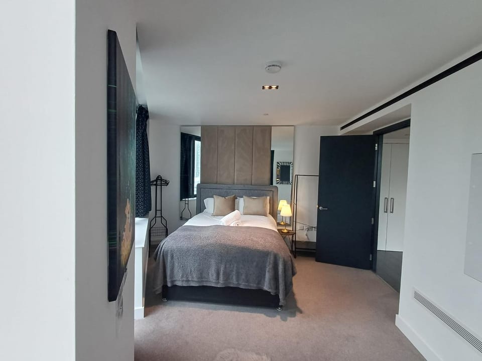 Luxury One Bedroom Apartment, Canary Wharf Apartment in London