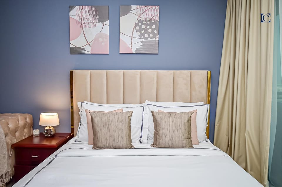 Bed, Living room, Photo of the whole room, Seating area, Bedroom