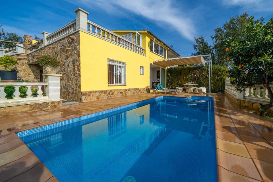 Property building, Pool view, Swimming pool
