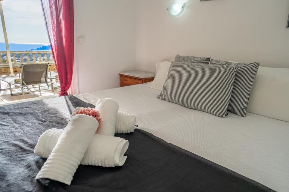 Bed, Photo of the whole room, Bedroom, Sea view, towels