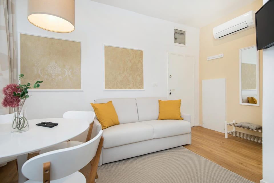 TV and multimedia, Living room, Seating area, Dining area