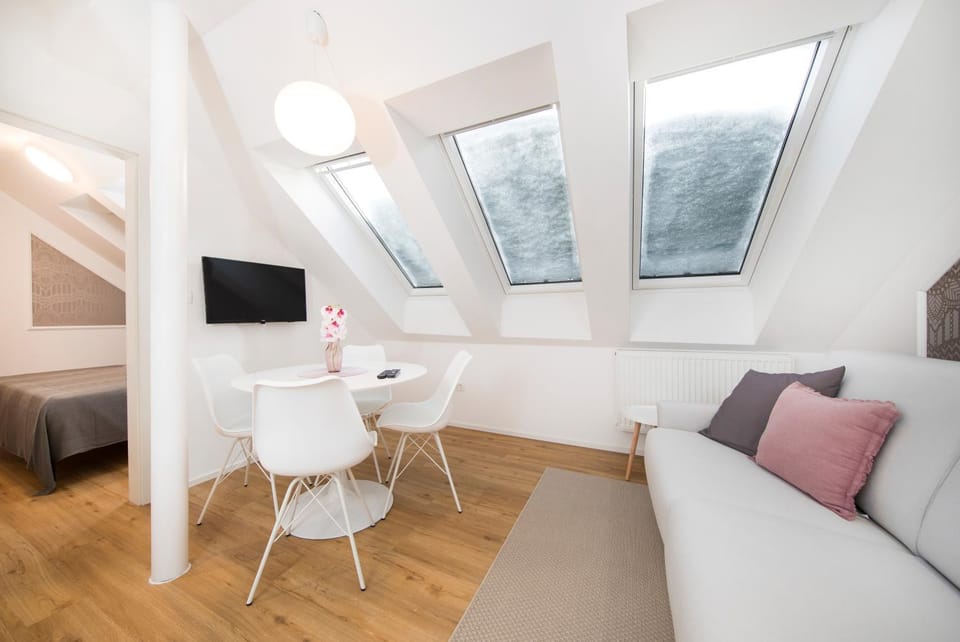 Communal lounge/ TV room, TV and multimedia, Living room, Seating area, Dining area
