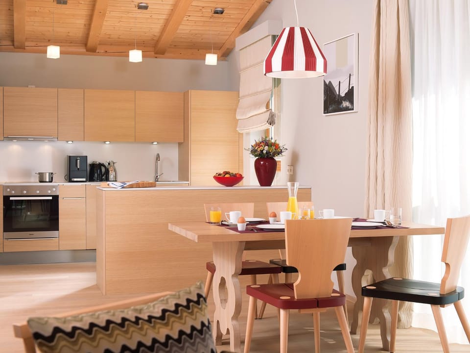 Kitchen or kitchenette, Dining area