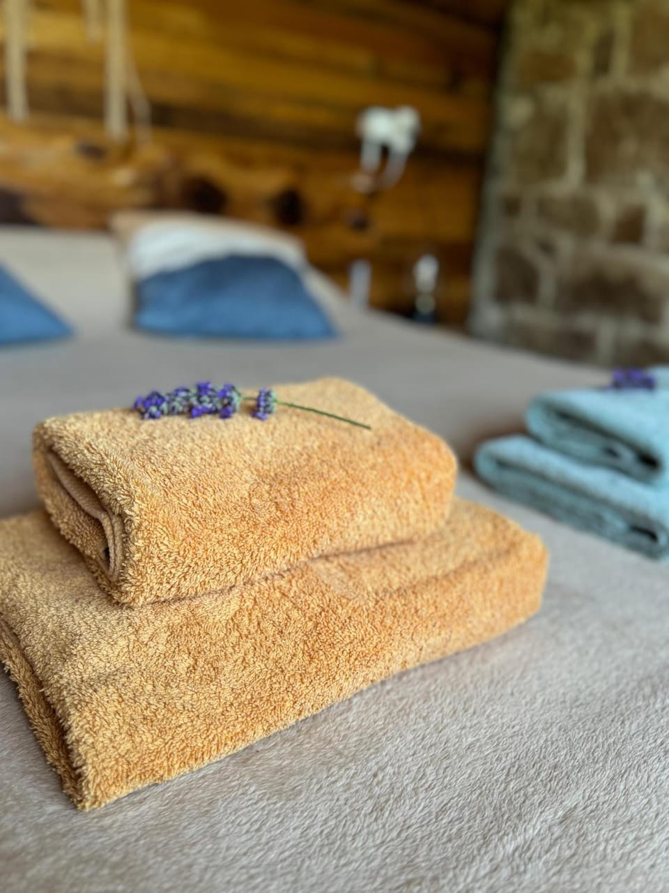 Bed, Bedroom, towels