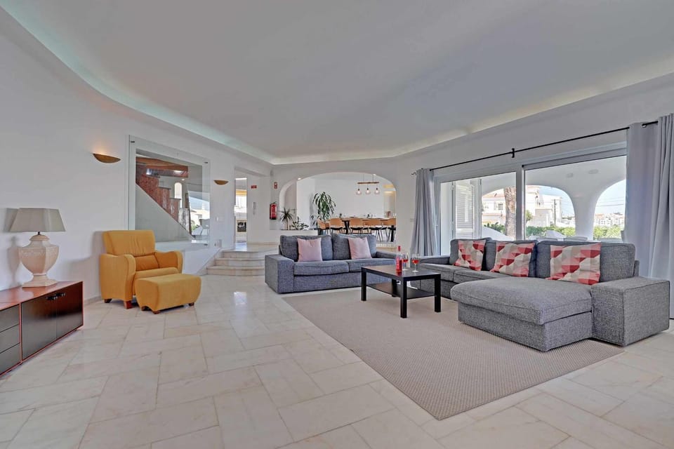 Living room, Photo of the whole room