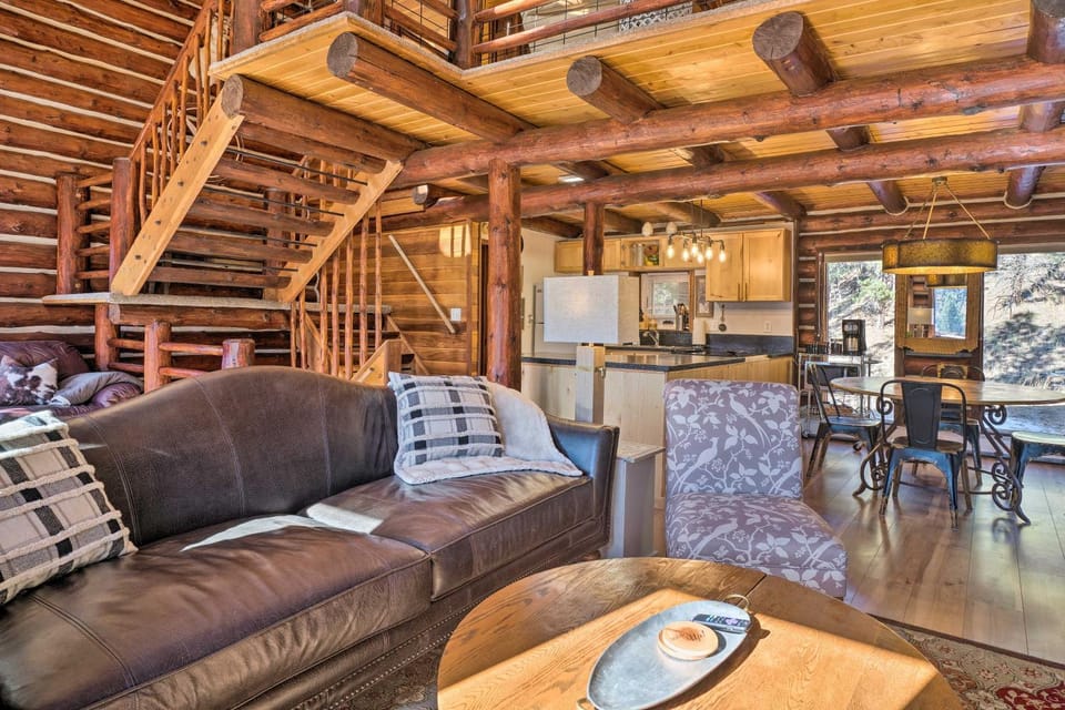 Classic Colorado Log Home w/ Mountain Views! House in Florissant