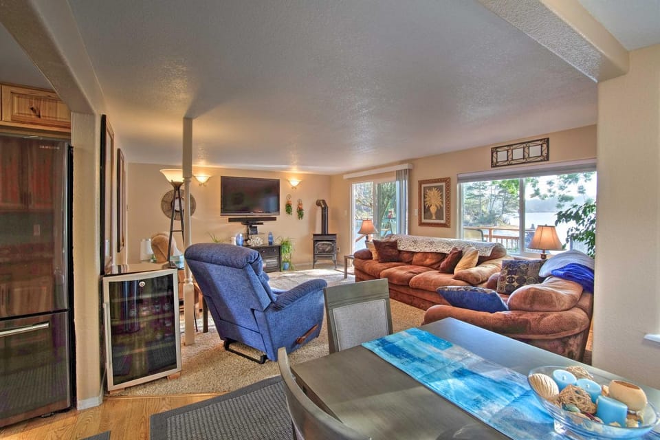 Waterfront North Bend Home: 9 Miles into Town House in Oregon