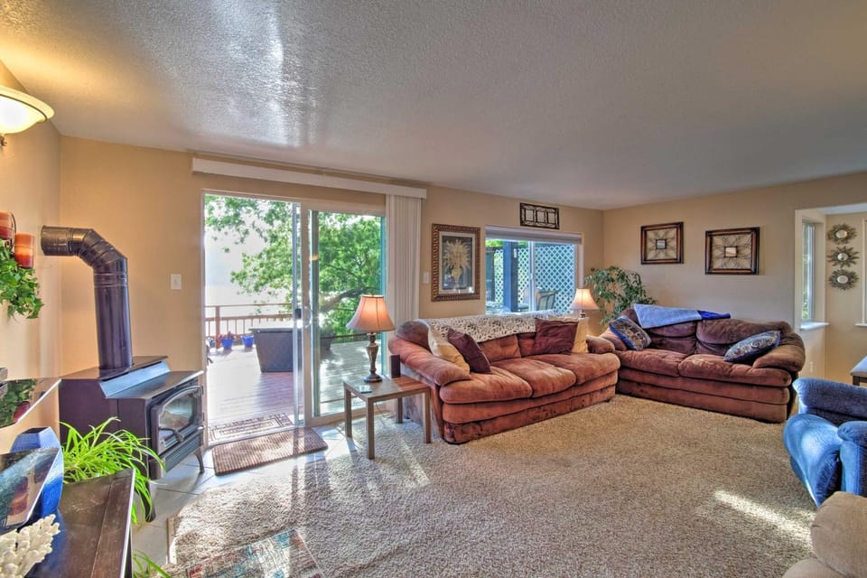 Waterfront North Bend Home: 9 Miles into Town House in Oregon